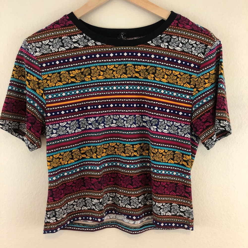 🪴3x$20 Nadim Short Sleeved Pattern Tee - Medium